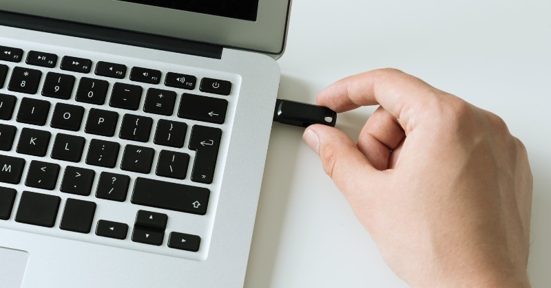 יד המחברת כונן הבזק מסוג USB במחשב נייד