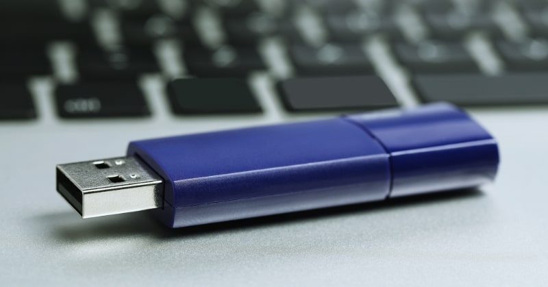 כונן הבזק מסוג USB במחשב נייד